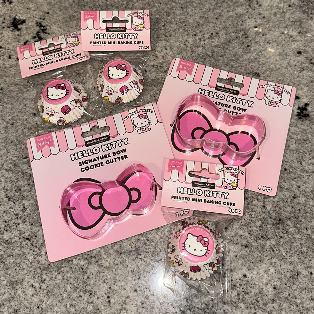 NWT Hello Kitty Sanrio Cookie Cutter & Mini Cupcake Baking Cups 5 Piece Set